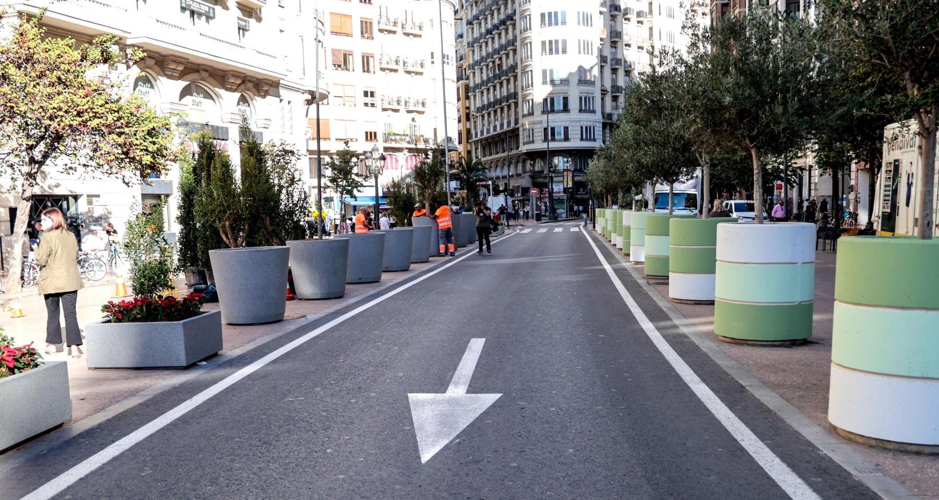 Nuevos maceteros de la plaza del ayuntamiento de València