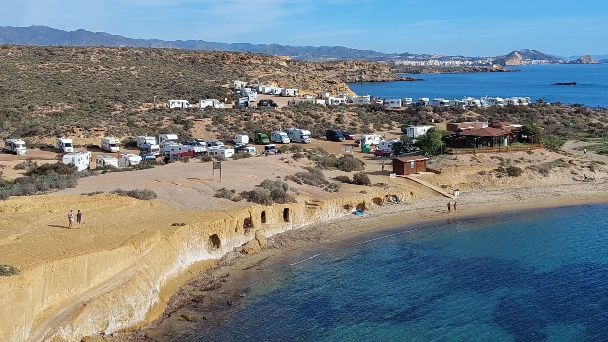 Playa de los cocedores llena de caravanas