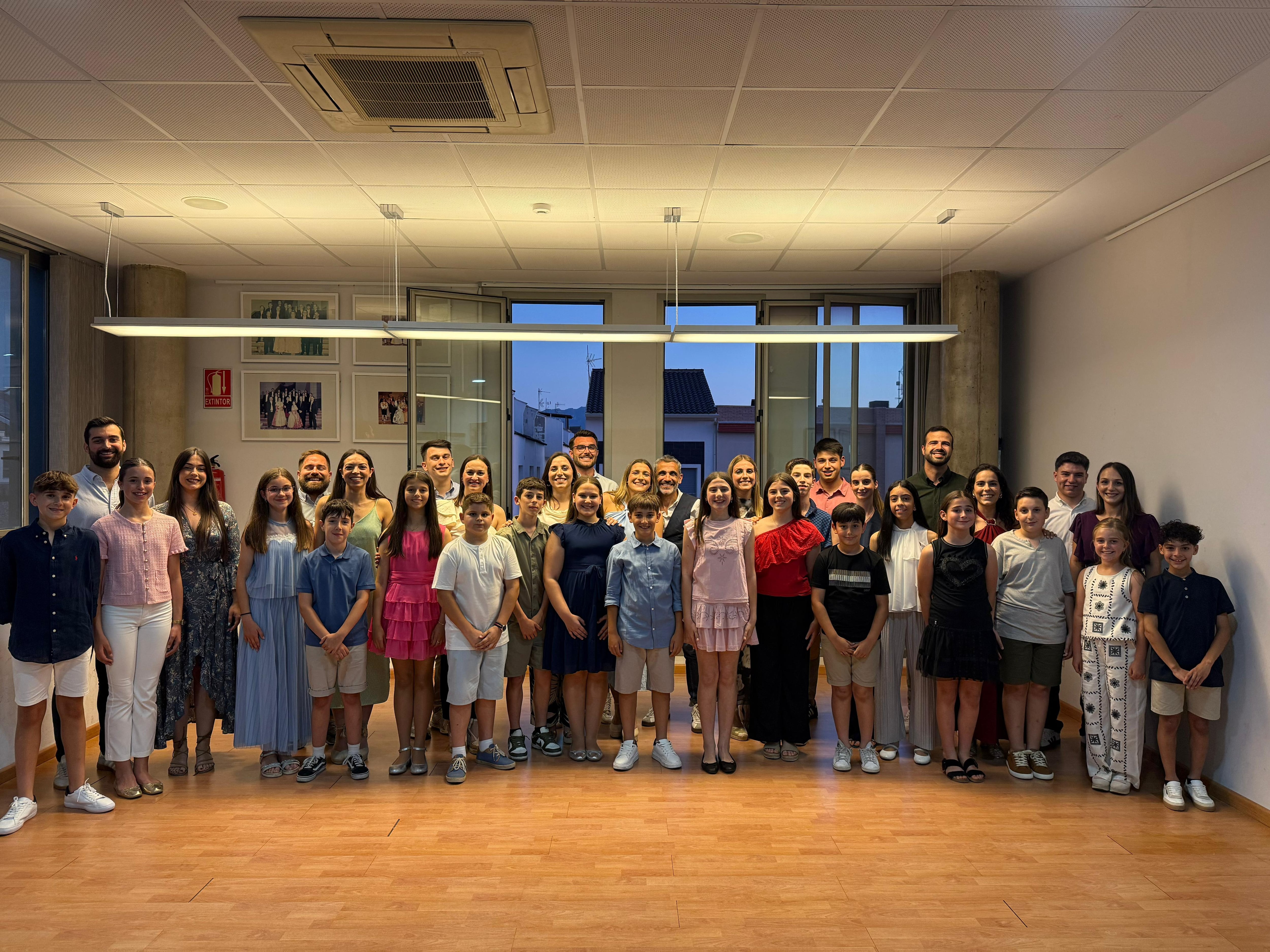 Las Falleras Mayores junto a sus Cortes de Honor