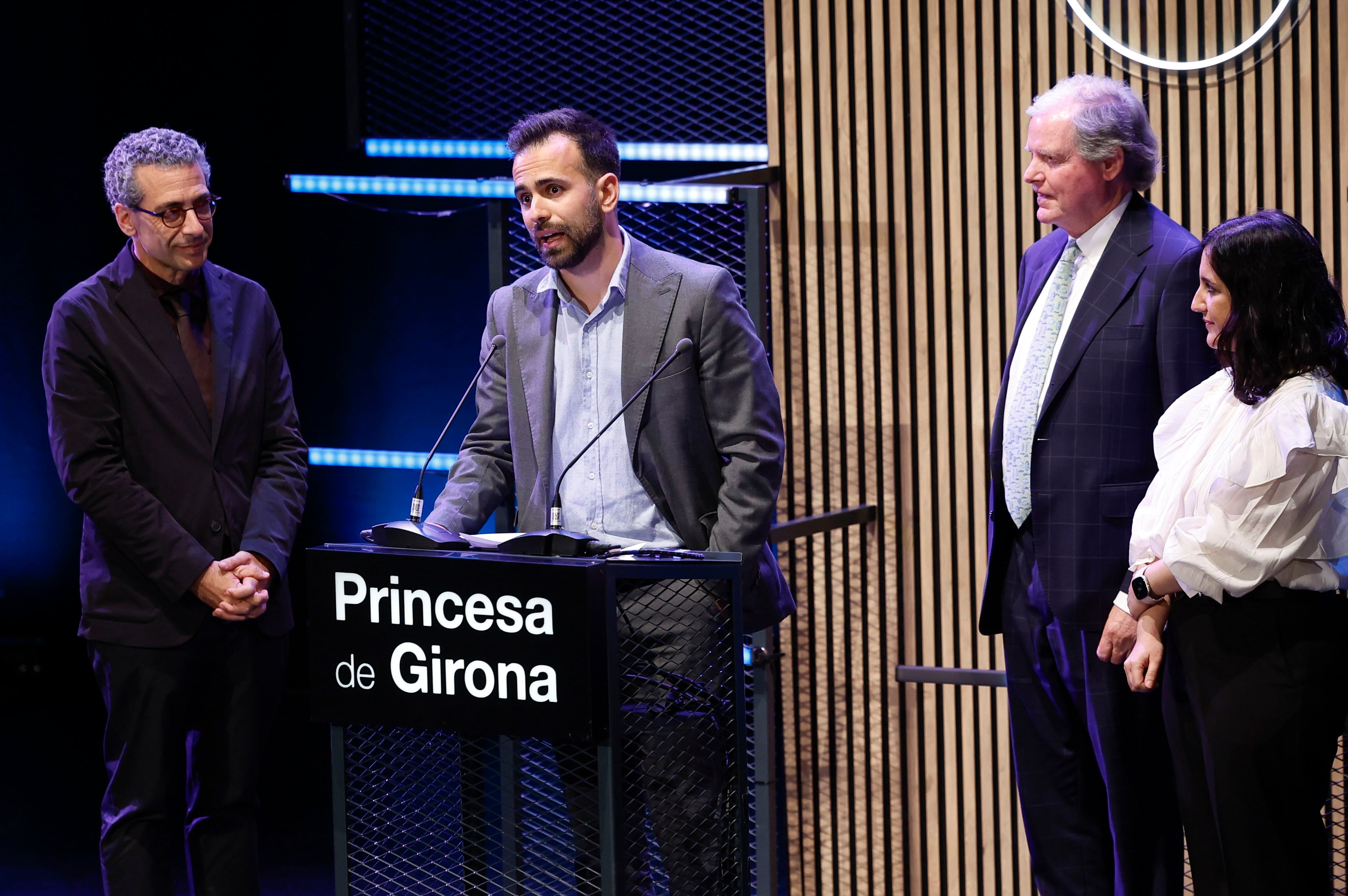 BADAJOZ (ESPAÑA), 08/05/2025.- El ingeniero alicantino Antoni Forner Cuenca (2i) tras ser galardonado con el Premio Princesa de Girona en Investigación 2025 tras el Girona Congress Fest y Tour del Talento celebrado este jueves en Badajoz. EFE/ Mariscal