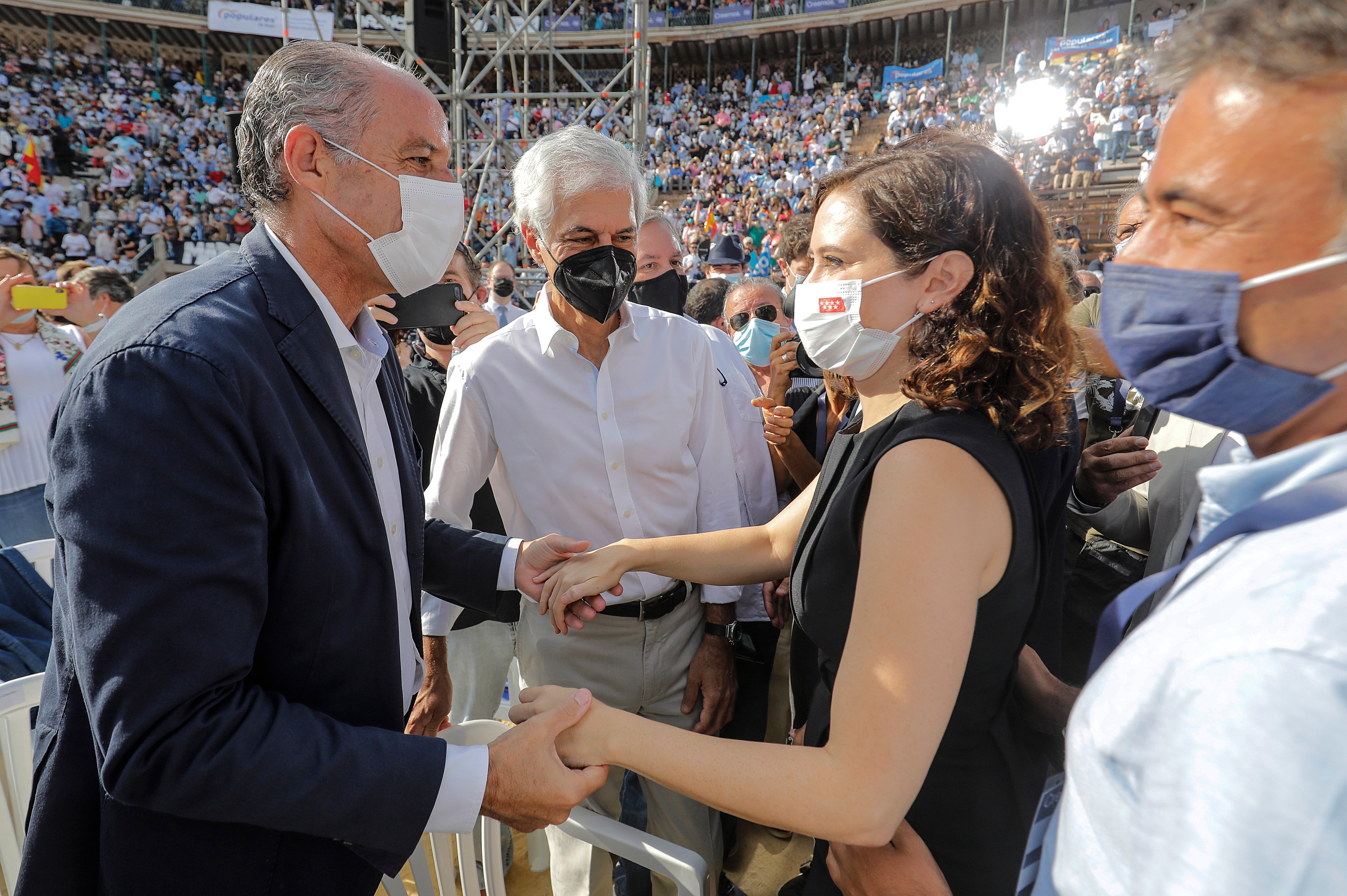 Francisco Camps e Isabel Díaz Ayuso coincidieron en la clausura de la Convención Nacional del PP celebrada en la Plaza de Toros en València de octubre de 2021