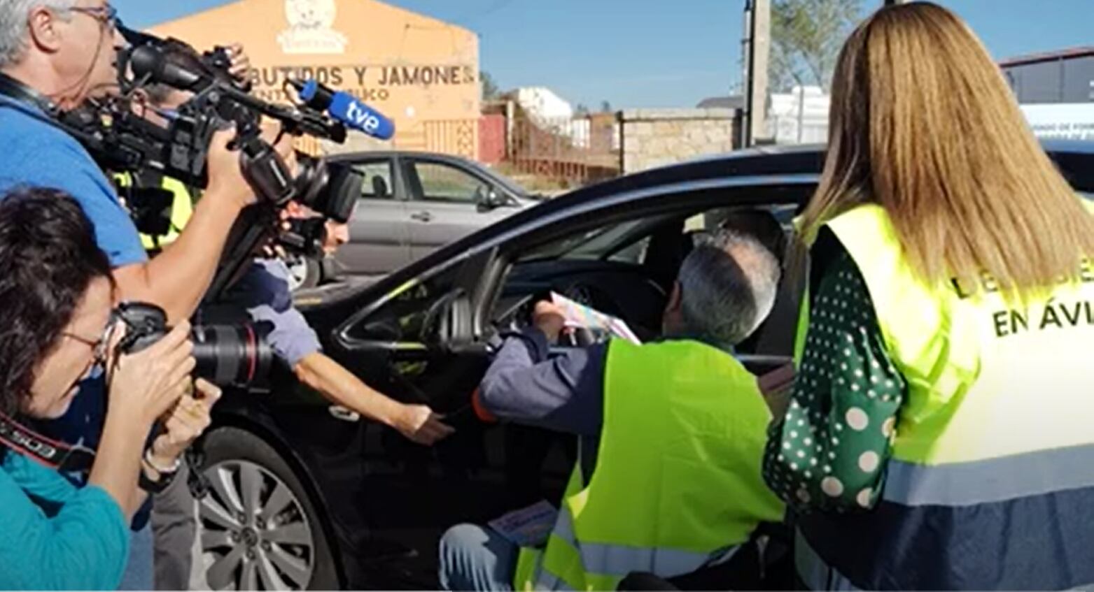 Ángel de Propios entrega información a un conductor