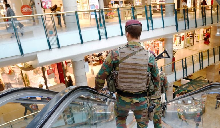 Soldados belgas patrullan en el interior del centro comercial City2, en el centro de Bruselas, en una imagen de archivo tomada el 15 de junio de 2016.