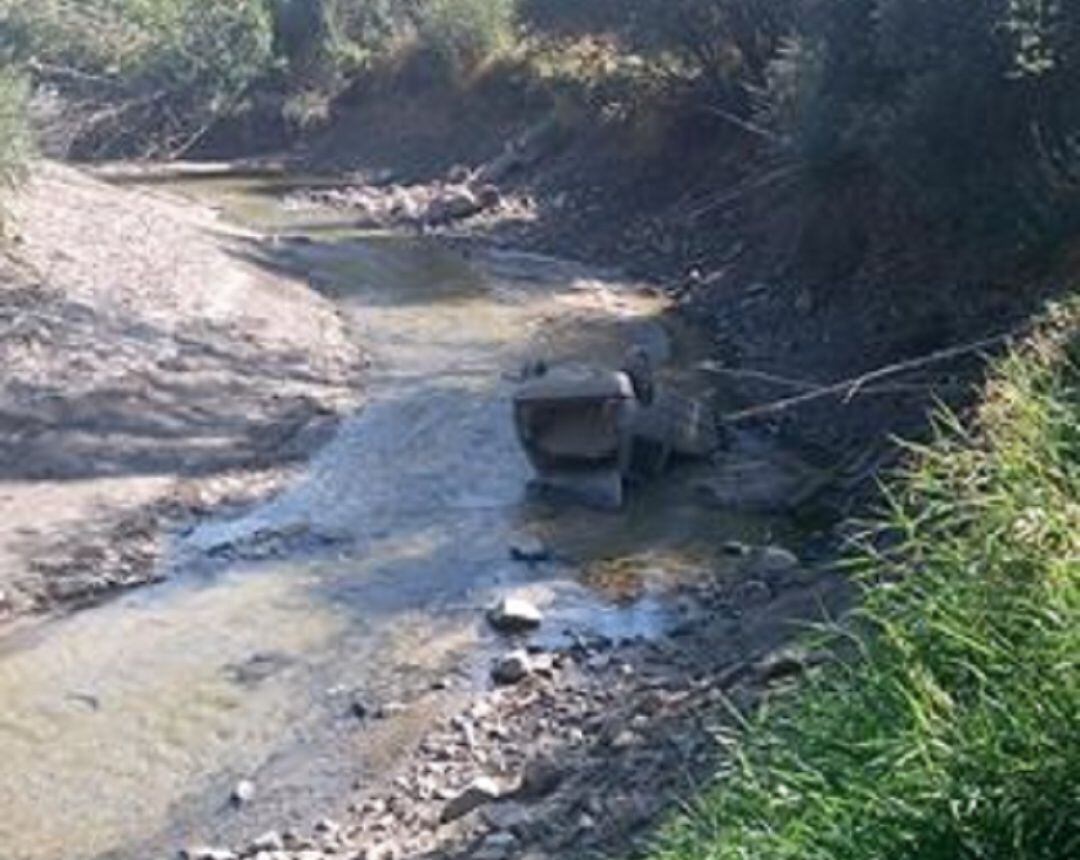 Coche abandonado en el Río Eresma