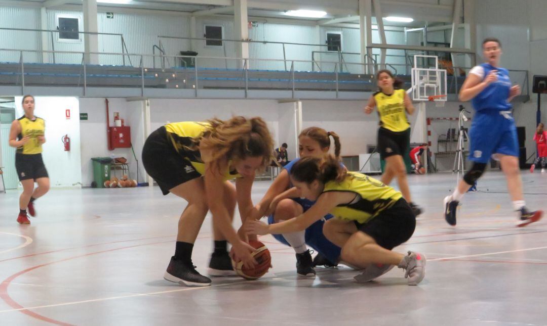 Lucha en el partido de cadetes femeninas entre el Dénia Basquet y el CB Alberic.