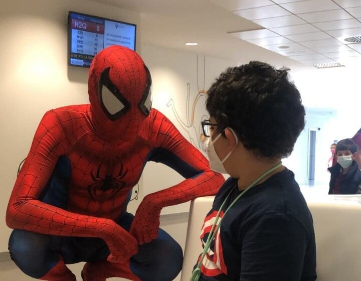 Santiago Jiménez Treviño en una de sus visitas como el 'Spider-Pediatra'