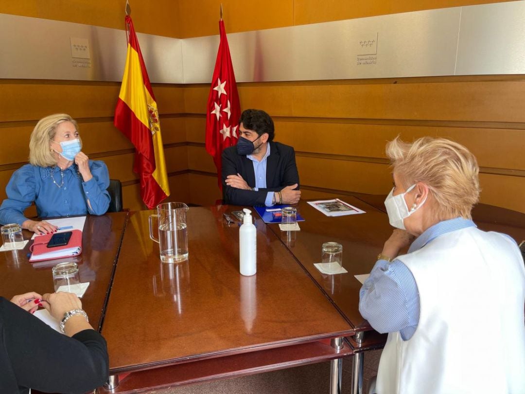 La presidenta de AFAMMER, Carmen Quintanilla junto al Consejero, David Pérez