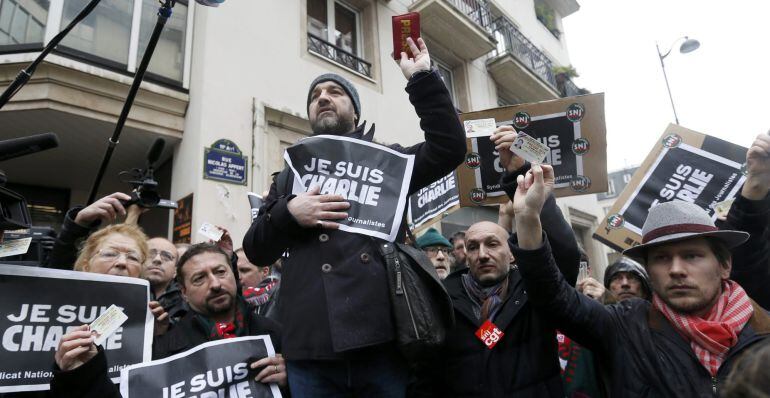 Periodistas y ciudadanos se concentran en repulsa del atentado contra &#039;Charlie Hebdo&#039; frente a las oficinas del semanario.