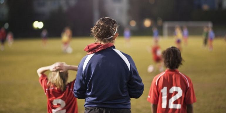 La práctica del fútbol por parte de las niñas es cada vez más frecuente en los colegios de Cuenca.