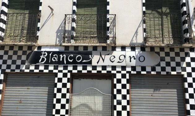 Cartel de un establecimiento de Tarancón simulando el diseño de la mítica revista Blanco y Negro que se editó durante décadas a lo largo del siglo XX.