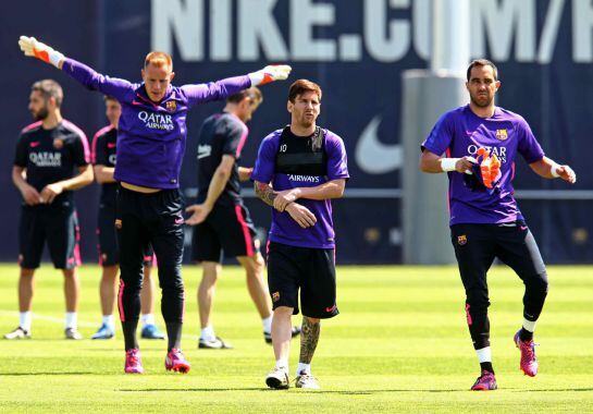 Messi acompañado de los porteros Marc André Ter Stegen y Claudio Bravo