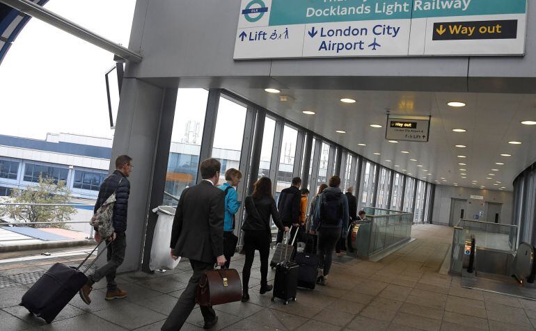 El aeropuerto más céntrico de Londres ha sido cerrado por el hallazgo de una bomba sin explotar de la II Guerra Mundial.