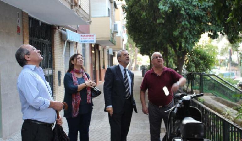 El delegado del Distrito Cerro-Amate, Juan Manuel Flores, el segundo por la derecha, durante su visita a las calles de la barridada del Trébol, afectadas por la presencia de arañas