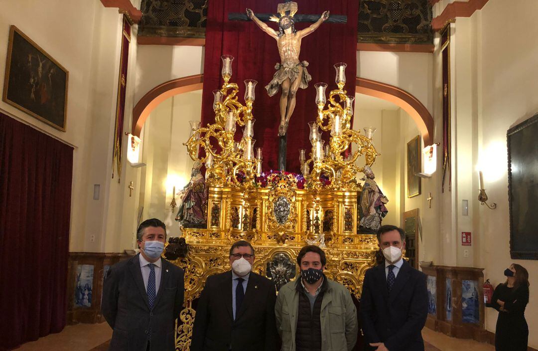 De izquierda a derecha, ante el paso del Cachorro, José Luis Aldea, teniente hermano mayor de la corporación trianera; el hermano mayor, Marco Antonio Talavera, nuestro compañero José Manuel peña y el escultor e imaginero José María Leal Bernáldez