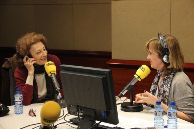 Julia Gutiérrez Caba y Gemma Nierga en los estudios de Radio Barcelona