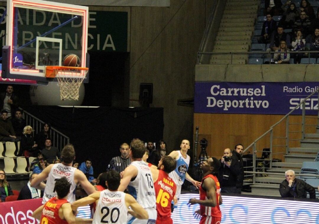 El Obradoiro ganó su último partido ante Murcia en Sar con esta canasta de Matt Thomas