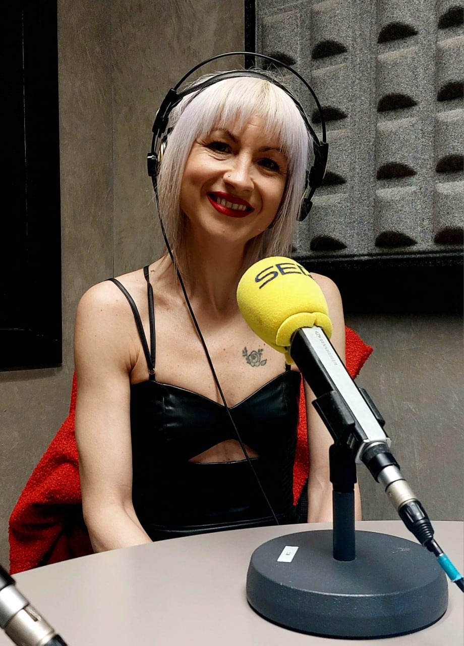 Ainara Llarena en los estudios de Radio Eibar