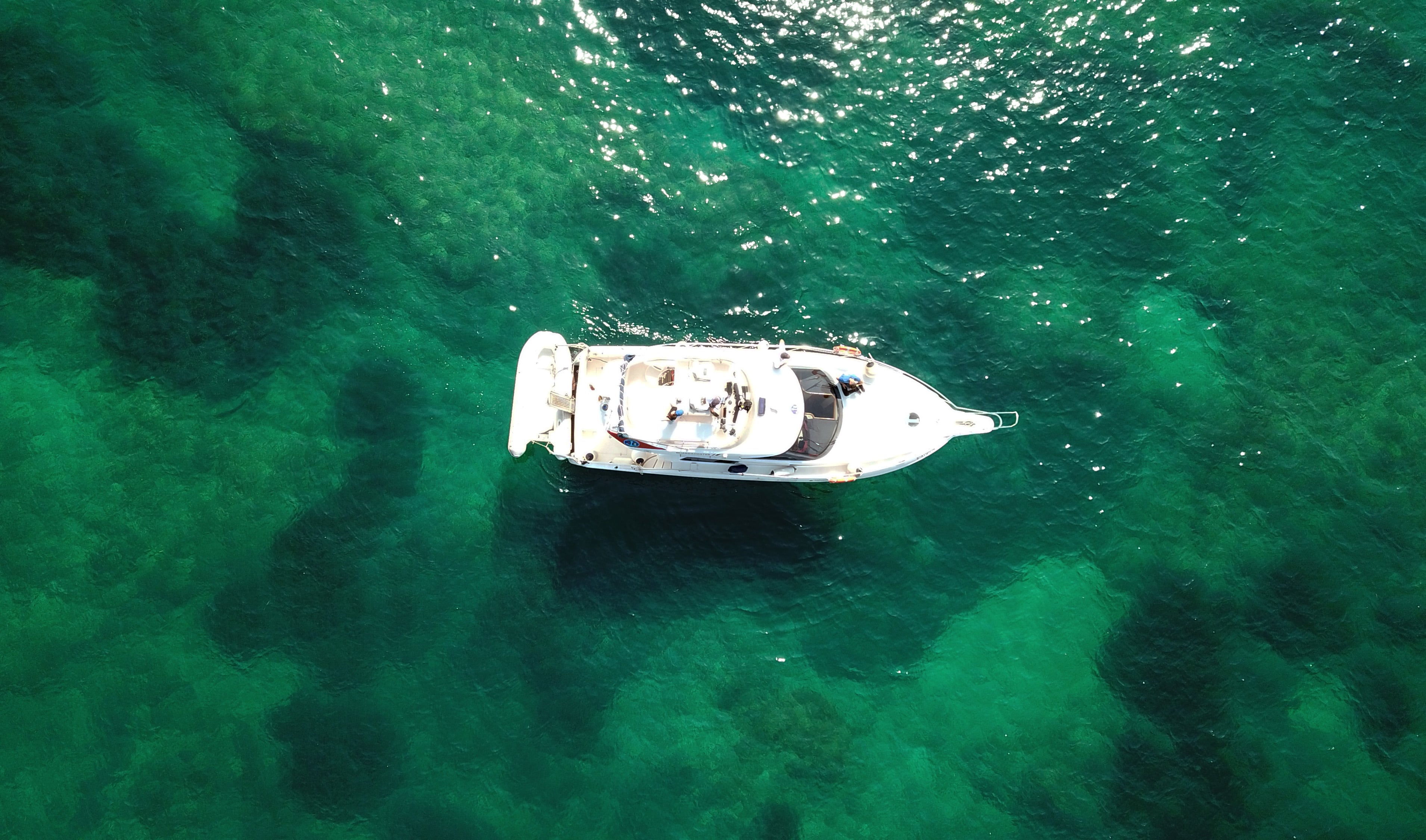 Vista aérea de una embarcación sobre zonas de posidonia