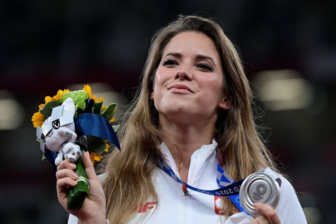 Maria Andrejczyk posa con su medalla de plata en los Juegos Olímpicos de Tokio