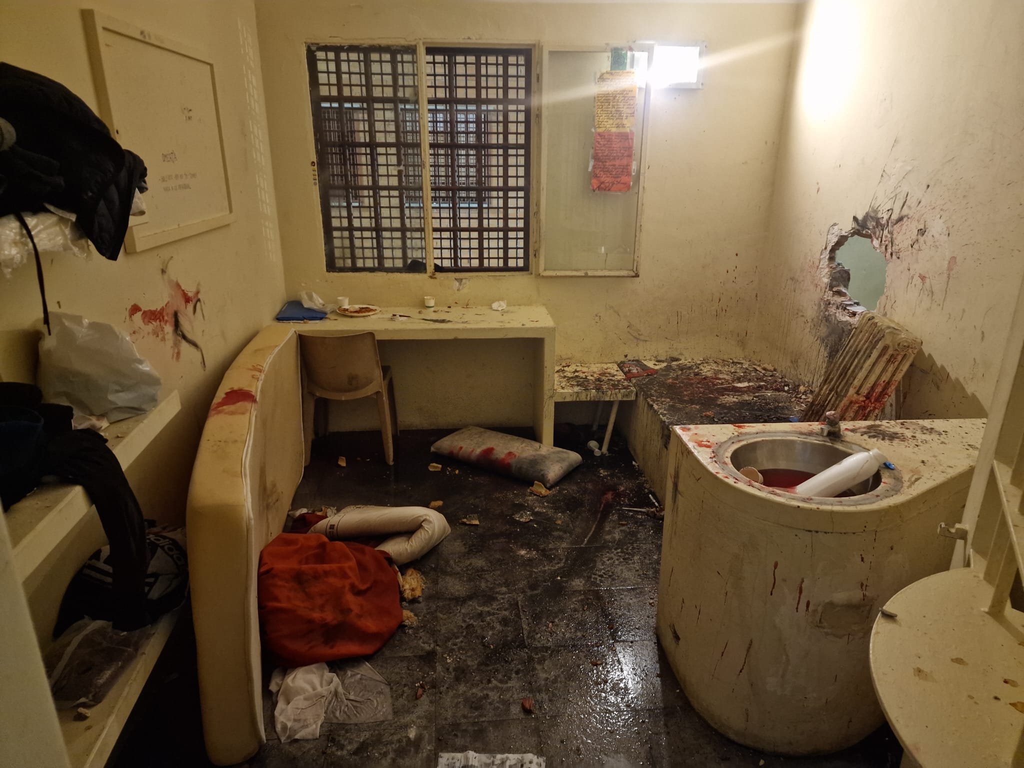 Interior de la cel·la del règim tancat de la presó de Ponent.