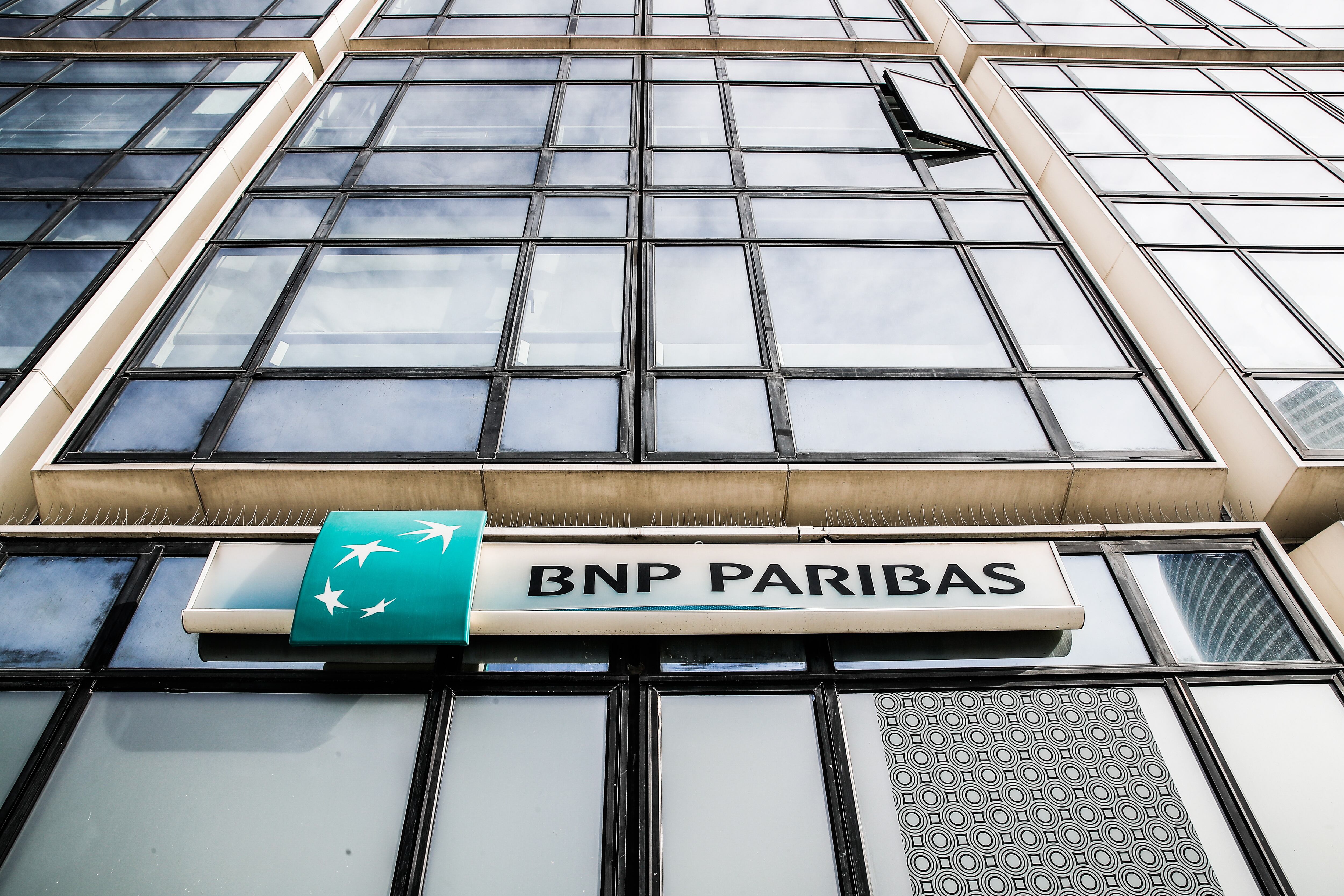 Fachada de la oficina bancaria de BNP Paribas en el distrito financiero de La Defense en Puteaux, en las afueras de París