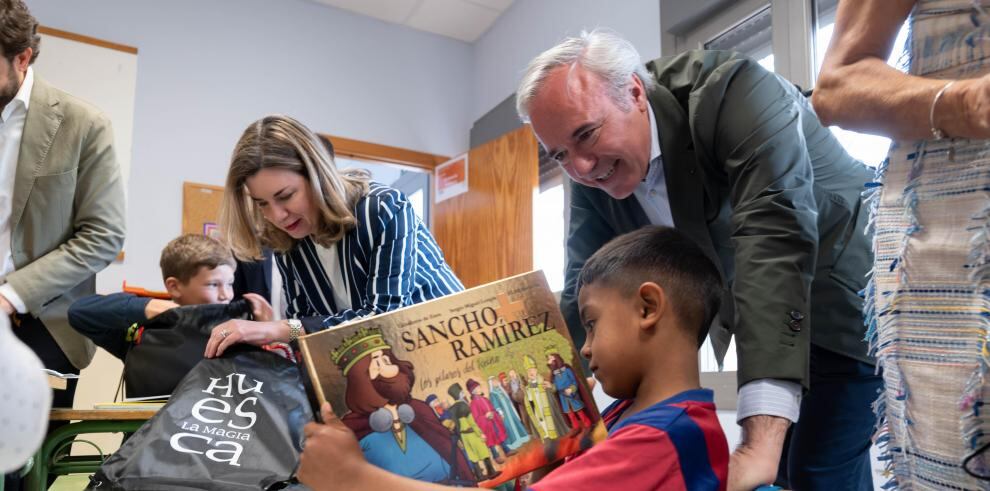 El presidente Jorge Azcón ha visitado la escuela de Pueyo de Santa Cruz. Foto: Fabián Simón