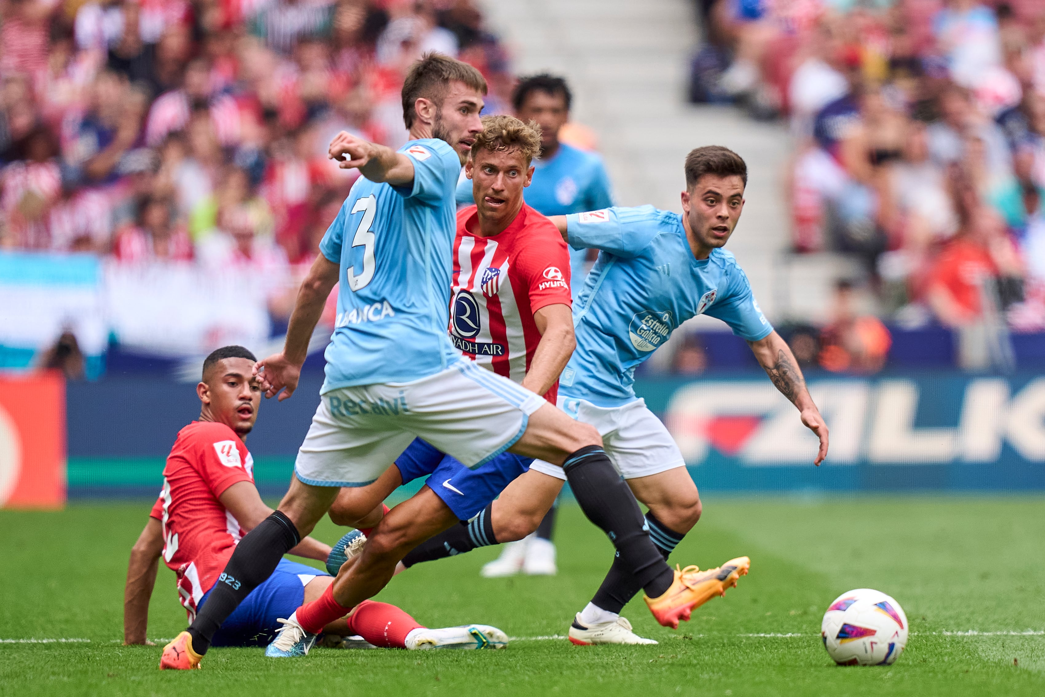 MADRID, SPAIN - MAY 12: Marcos Llorente of Atletico de Madrid battle for the ball with Oscar Mingueza of Celta de Vigo during the LaLiga EA Sports match between Atletico Madrid and Celta Vigo at Civitas Metropolitano Stadium on May 12, 2024 in Madrid, Spain. (Photo by Diego Souto/Getty Images)