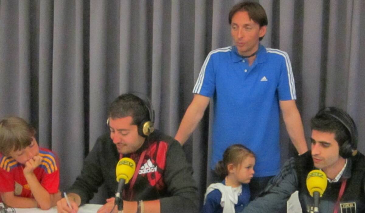 David Alonso y Aitor Gómez, miembros del equipo de 'El Larguero' desplazado a Granada, durante un momento del programa