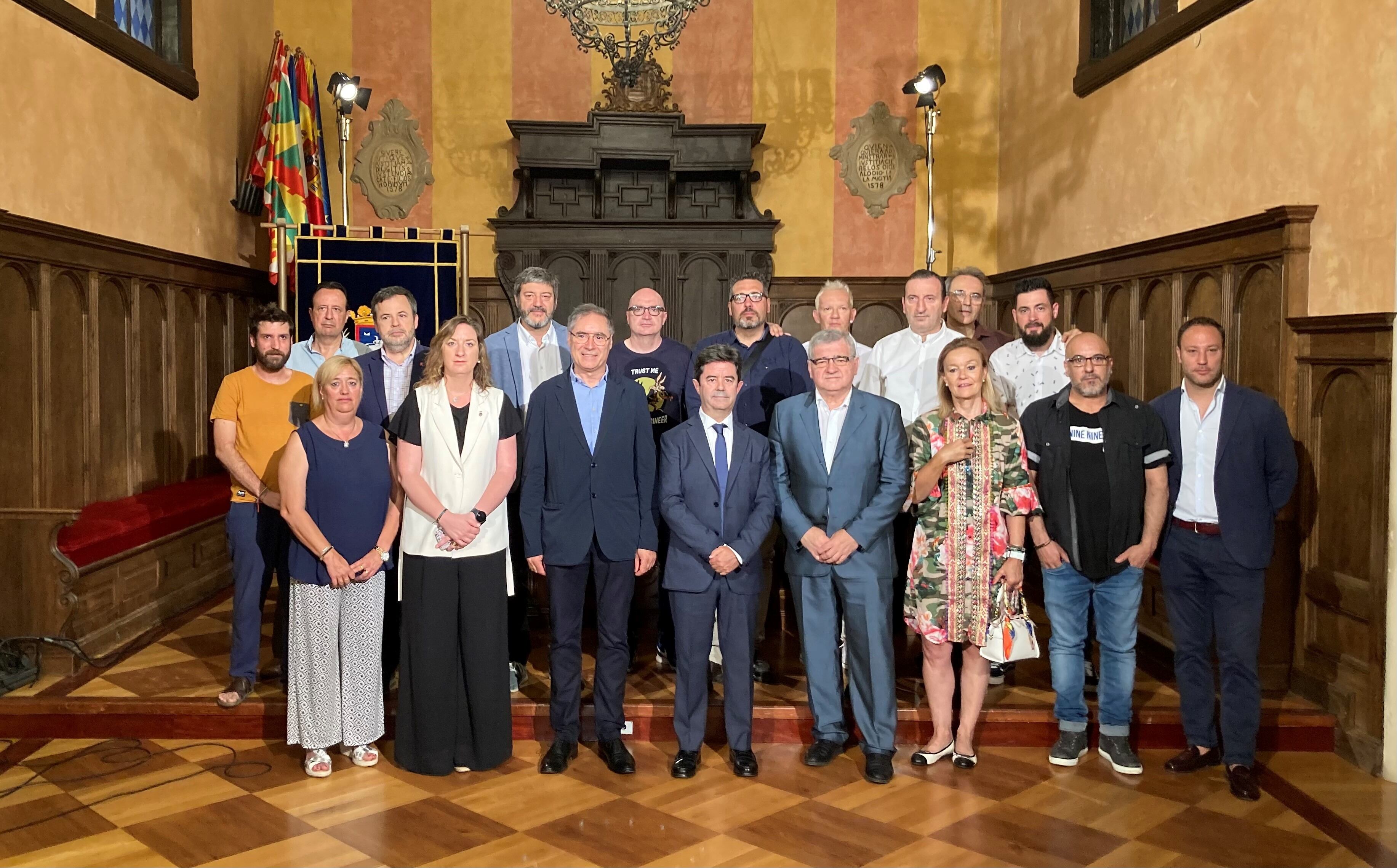 Representantes del Ayuntamiento de Huesca y de la Asociación de Hostelería