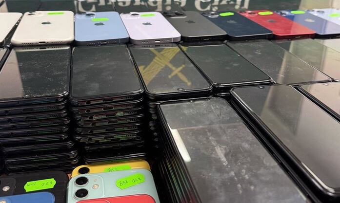 Teléfonos móviles hallados ocultos en un vehículo que iba a Tánger