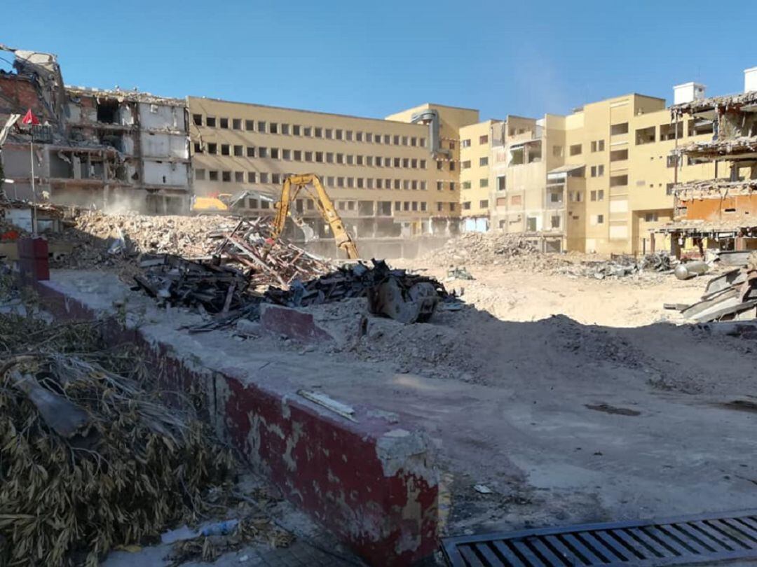 Obras de demolición del viejo hospital de Gandia. 