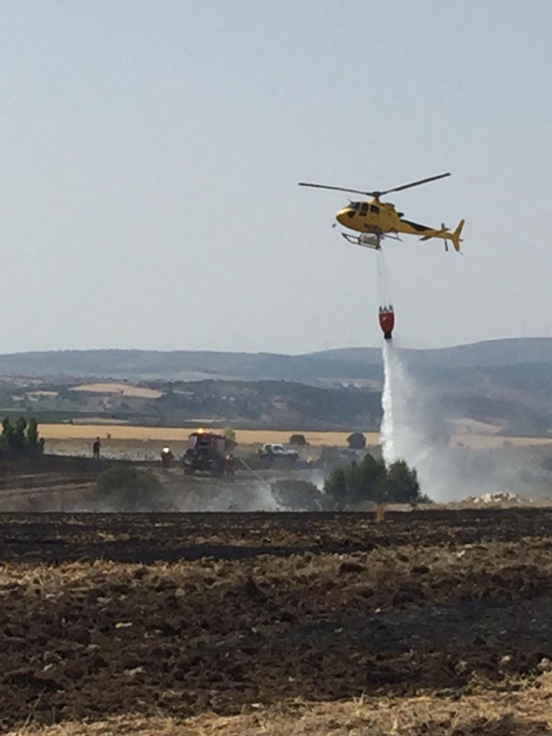 Un helicóptero descargando agua sobre la zona afectada