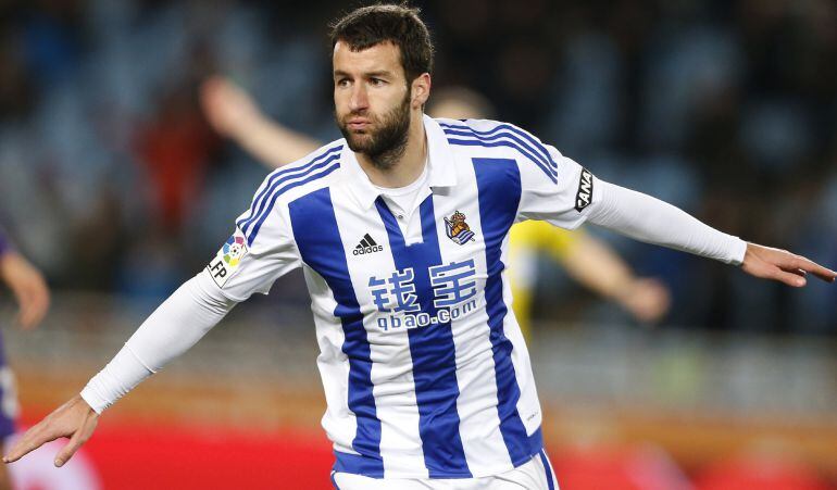 El delantero de la Real Sociedad Agirretxe celebra tras marcar ante el Málaga, durante el partido de Liga en Primera Diviisión disputado esta noche en el estadio de Anoeta, en San Sebastián