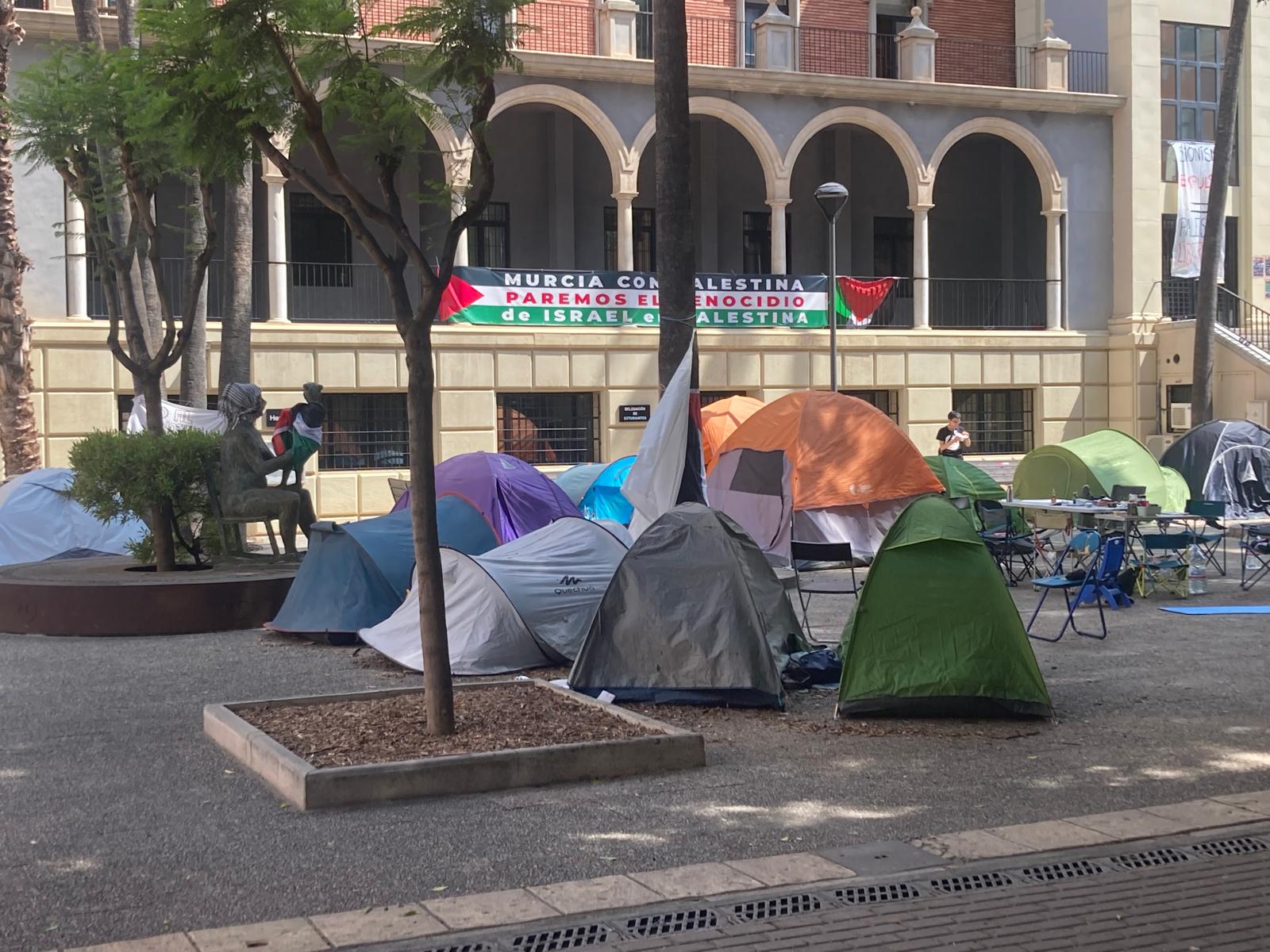 Los alumnos de la UMU siguen con la acampada en el Campus de La Merced desde el pasado 13 de mayo