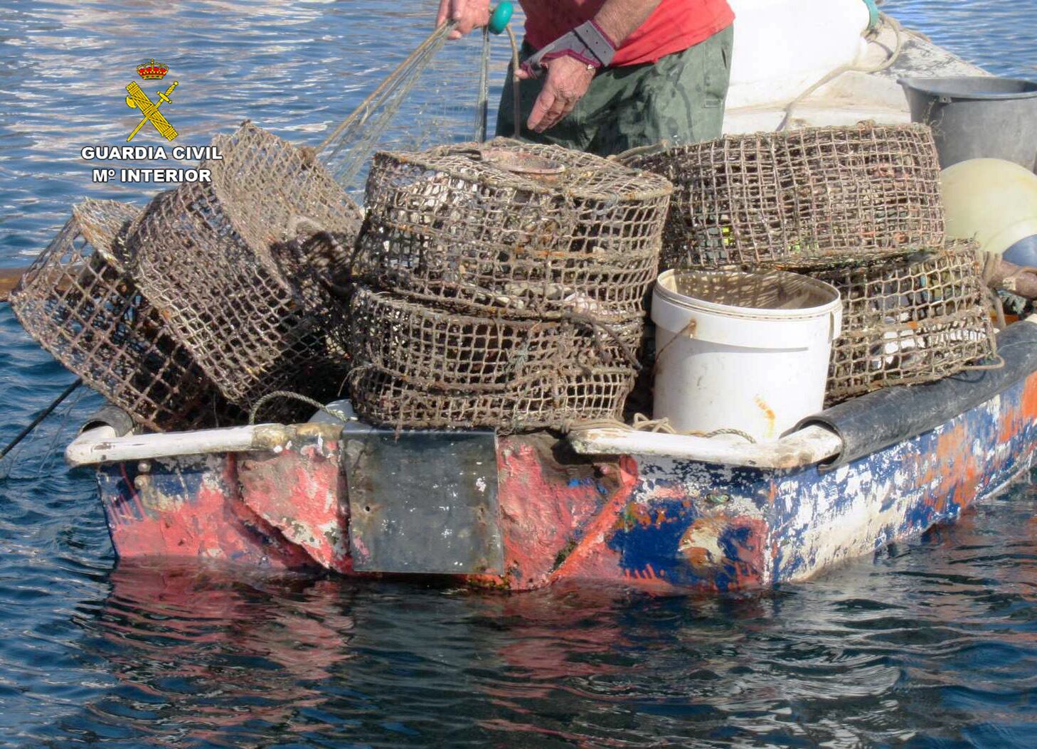 La Guardia Civil sorprende a un pescador furtivo de pulpos faenando en la bahía de Águilas