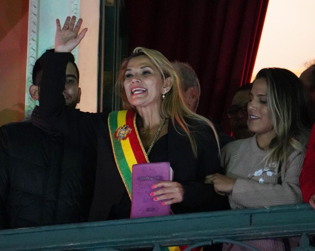 La senadora opositora Jeanine Áñez asume este martes la Presidencia interina de Bolivia tras la renuncia de Evo Morales, tras una sesión parlamentaria con la ausencia de los representantes del oficialista Movimiento Al Socialismo.