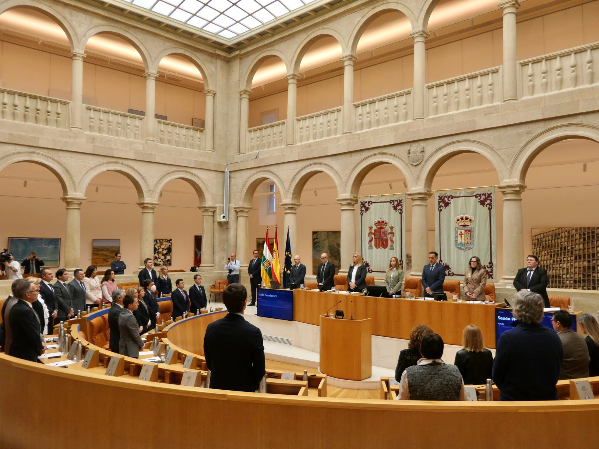 El Parlamento de La Rioja ha guardado un minuto de silencio en memoria de las víctimas y los afectados por la catástrofe causada por la DANA en la Comunidad Valenciana y otras regiones.