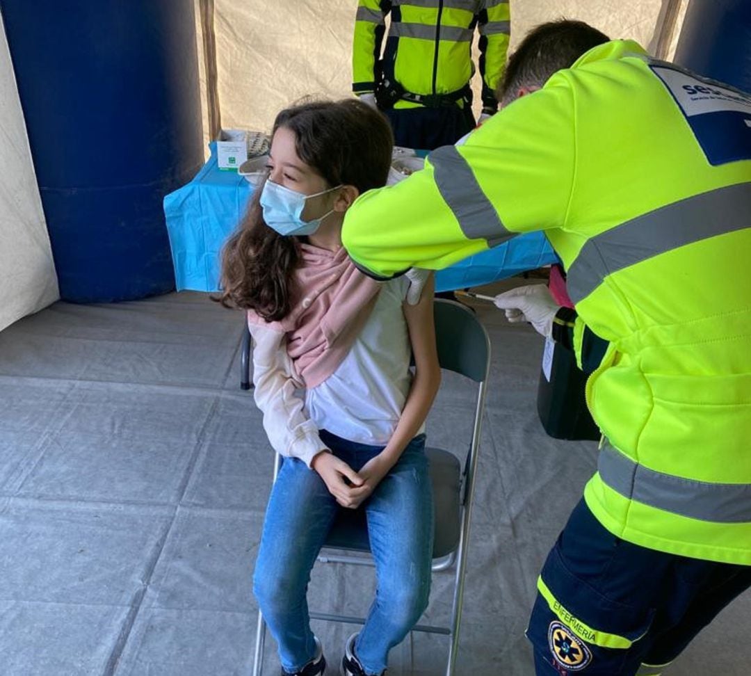 Ainara Romero, alumna de 5º de Primaria, vacunándose en su colegio