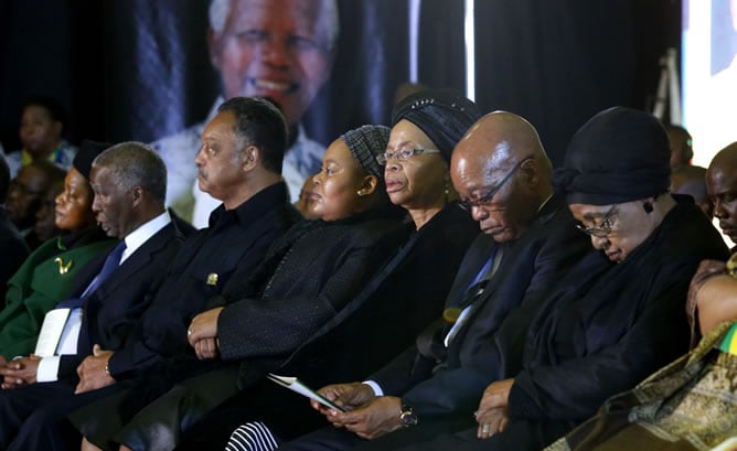 El presidente sudafricano Jacob Zuma junto a la mujer de Mandela y a la exmujer de éste durante el acto del CNA.