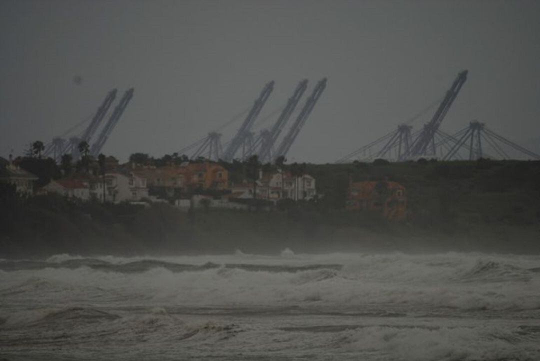 Temporal de levante en Getares.