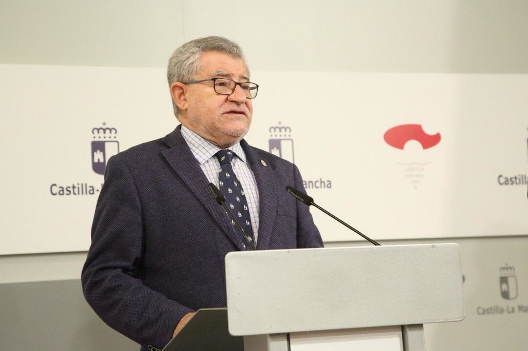 Ángel Felpeto, Consejero de Educación, durante la rueda de prensa. 
