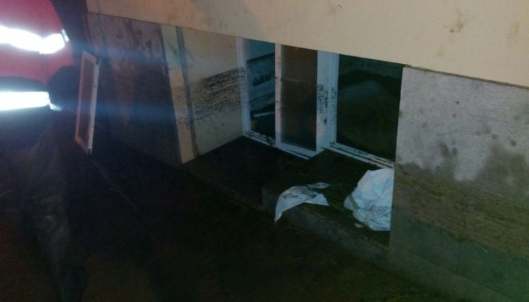 Imatge de com accedien els bombers a la residencia, per les finestres laterals