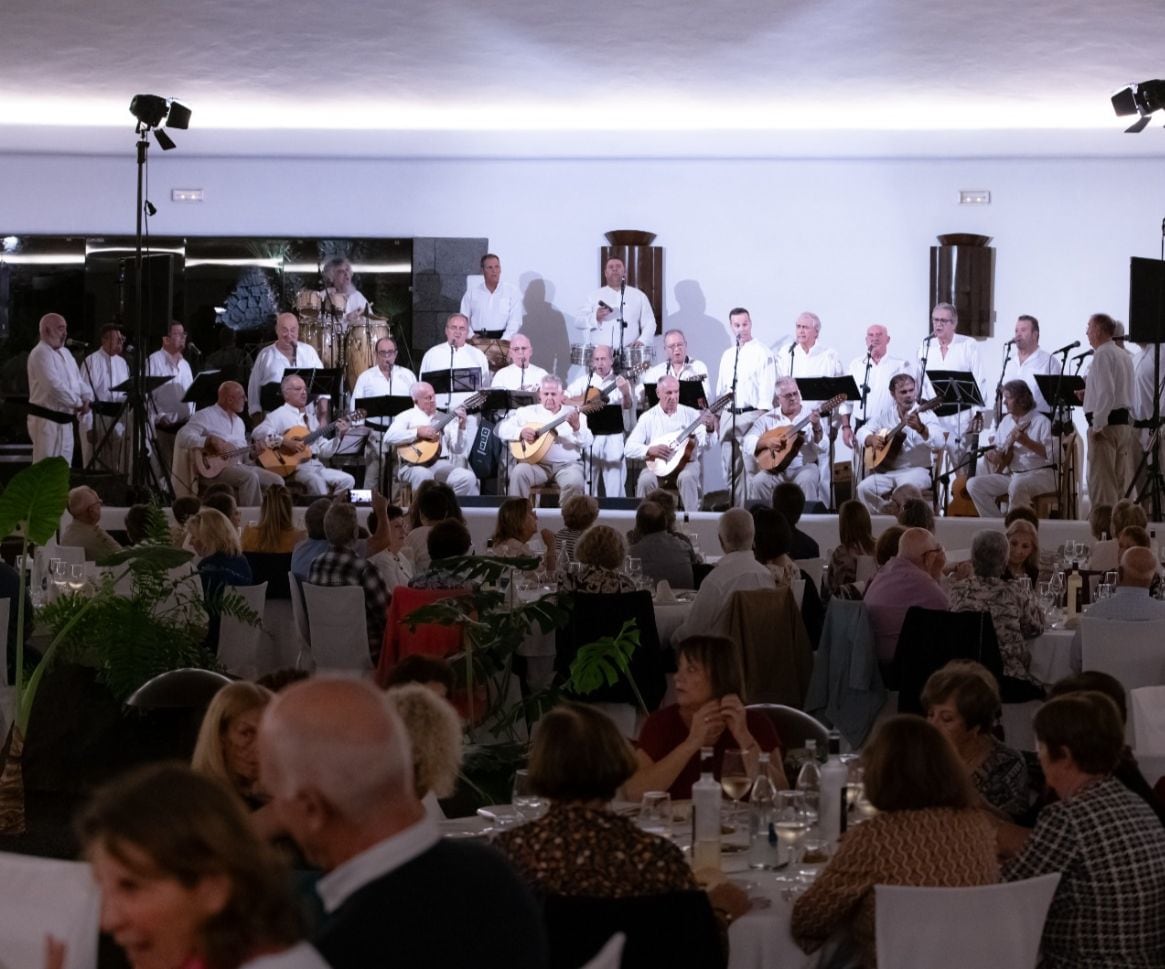 El grupo de música popular Los Faycanes durante su actuación.