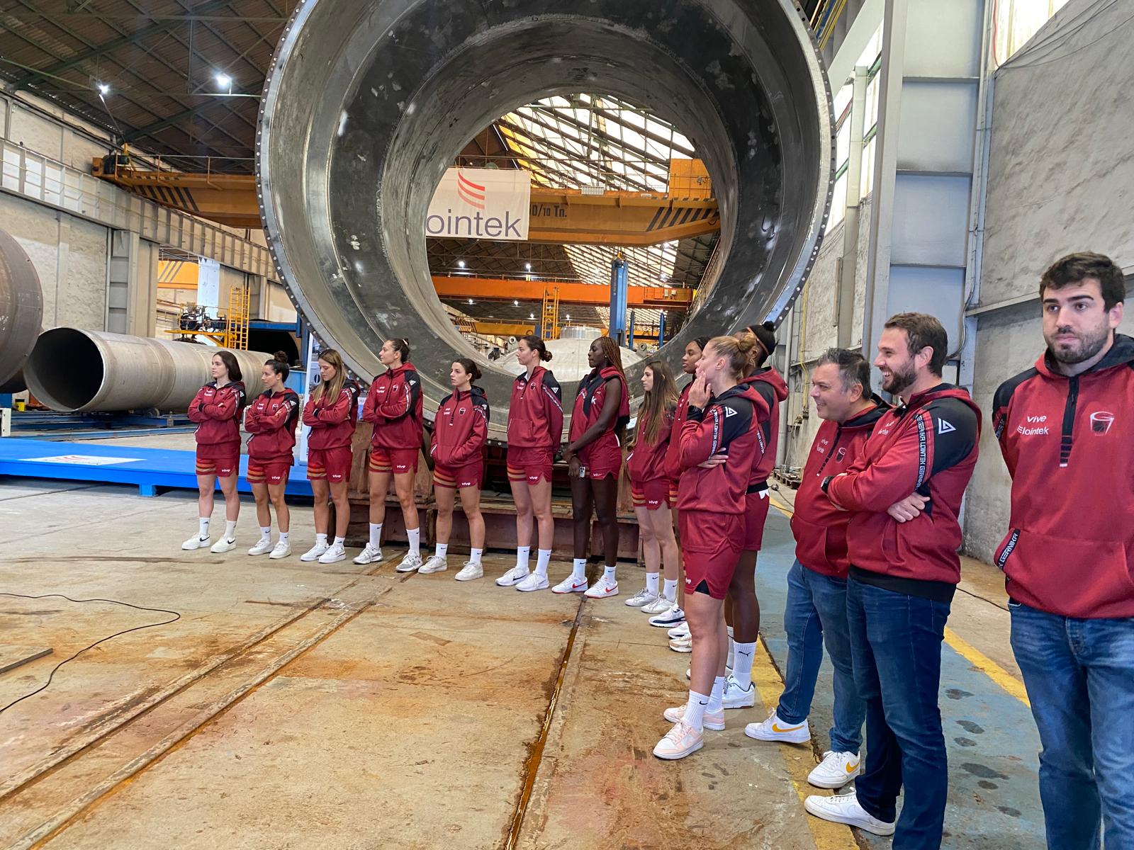 Equipo y cuerpo técnico de Lointek Gernika durante la presentación de la temporada