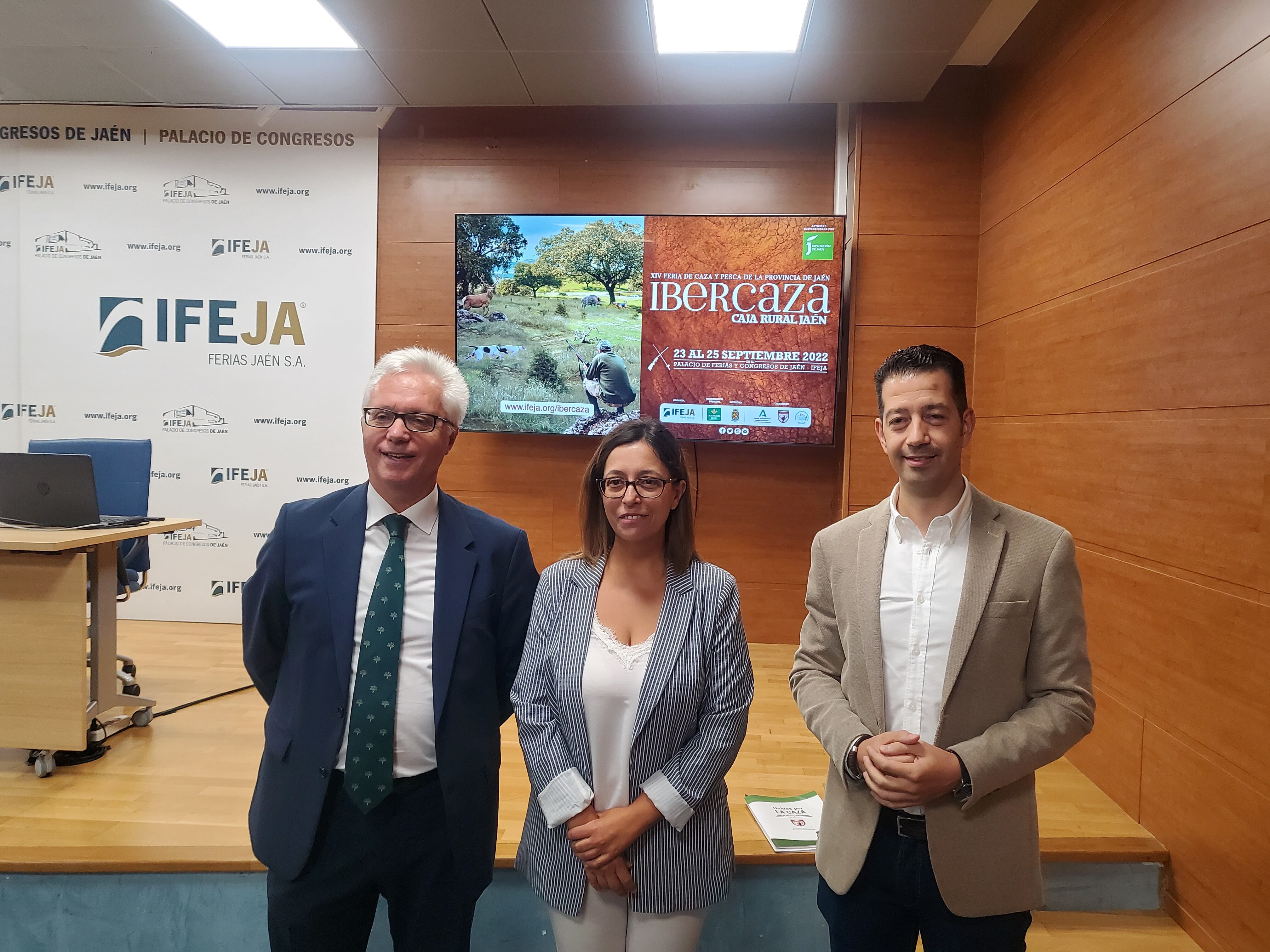 Juan Gallego, África Colomo y Juan Antonio Herrera en la presentación de Ibercaza Caja Rural.