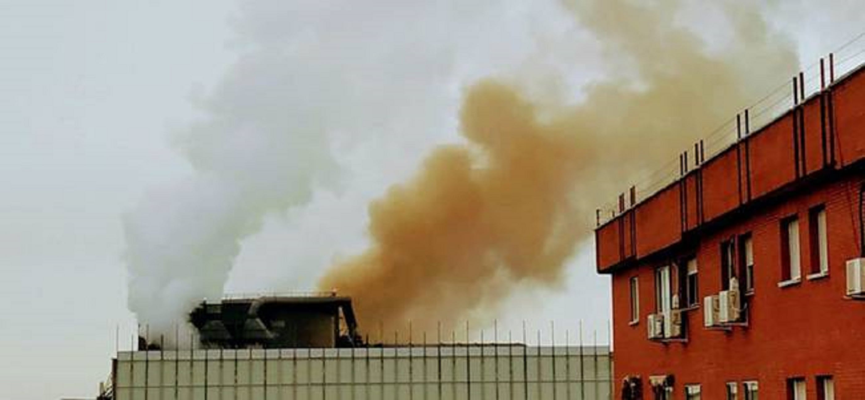 Imagen del humo que emite la factoría de  Corrugados en Getafe.