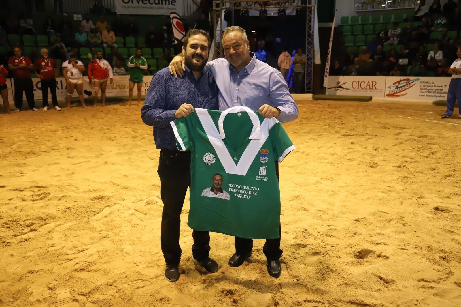 Paquito con su hijo y la camisa del Tao.