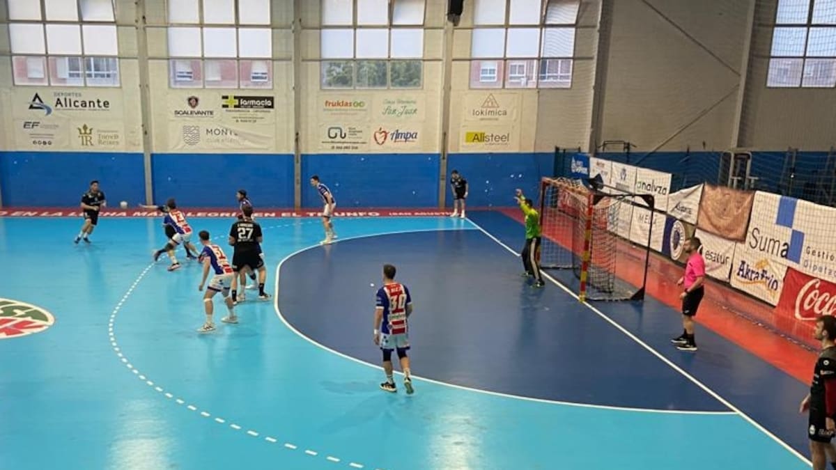 El Elda - C.E.E. puso contra las cuerdas al líder Agustinos Alicante (27-25)