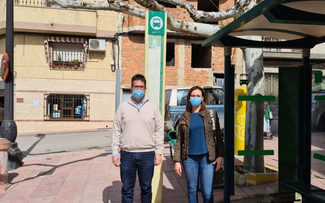 El alcalde de Jamilena, José María Mercado, y la concejala, Nuria Higueras, junto a la parada de autobús de la localidad.