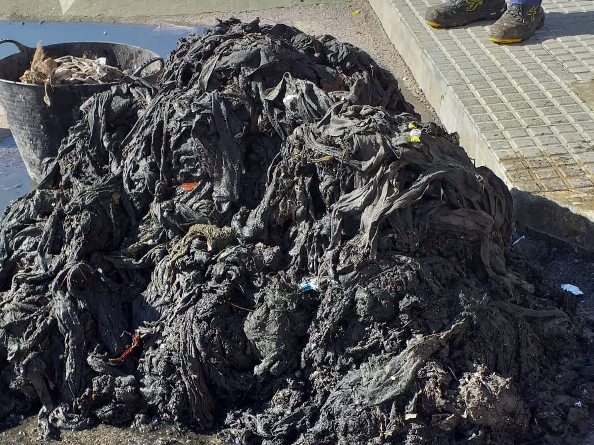 Toallitas retiradas por Hidralia de la red de saneamiento